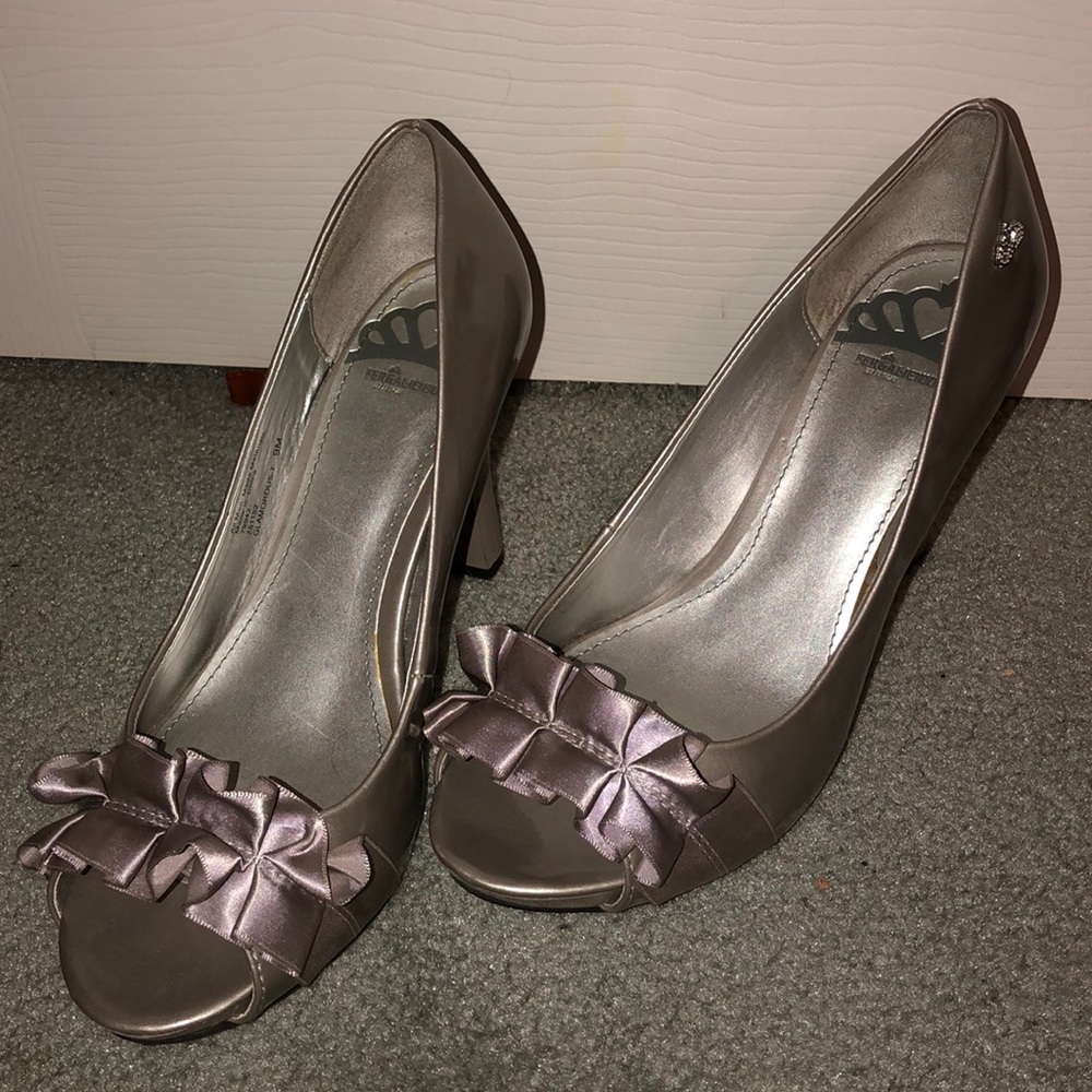 Gray ruffle heels